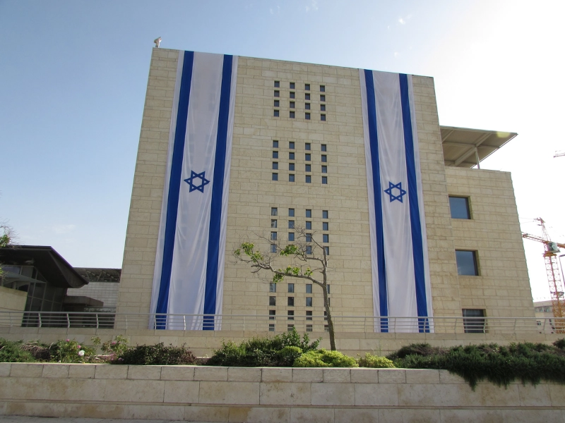 תמונת אווירה של בניין בית המשפט עם דגלי ישראל עליו